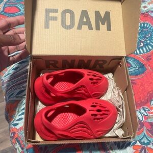 Toddlers Yezzy Foam Runners! Comes with Box too!